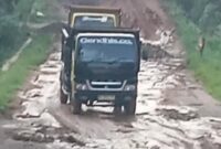 Jalan menjadi bubur di kampung Sri Way Langsep Kecamatan Kalirejo Kabupaten Lampung Tengah.