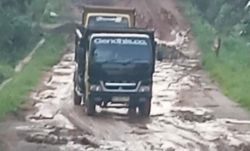 Jalan menjadi bubur di kampung Sri Way Langsep Kecamatan Kalirejo Kabupaten Lampung Tengah.