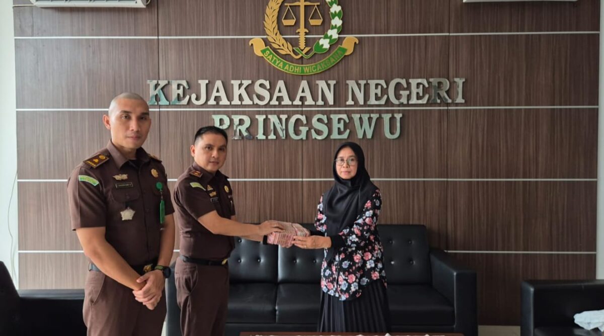 Penerimaan uang titipan oleh Kejari Pringsewu, Rabu 22 Januari 2025 | Dok. Kejari Pringsewu.