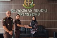 Penerimaan uang titipan oleh Kejari Pringsewu, Rabu 22 Januari 2025 | Dok. Kejari Pringsewu.