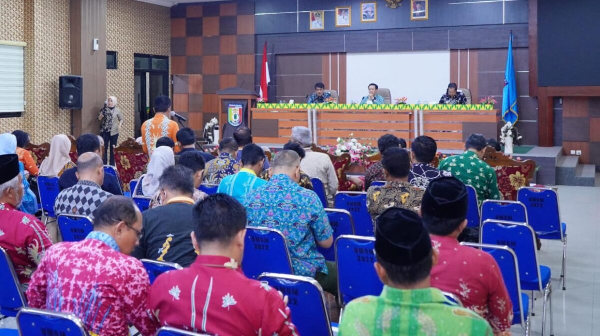 Pj Bupati Tanggamus saat pimpin rapat penanganan paska bencana, Kamis 23 Januari 2025 | Dok. Kominfo Pringsewu.