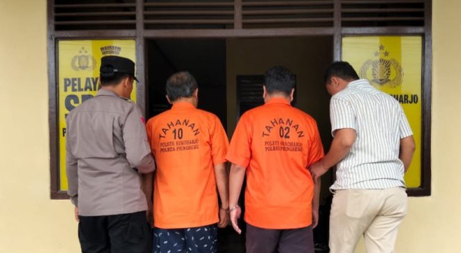 
 Kedua tersangka saat akan dijebloskan ke sel tahanan di Polsek Sukoharjo, Pringsewu, Jumat 24 Januari 2025 | Dok. Humas Polres Pringsewu.