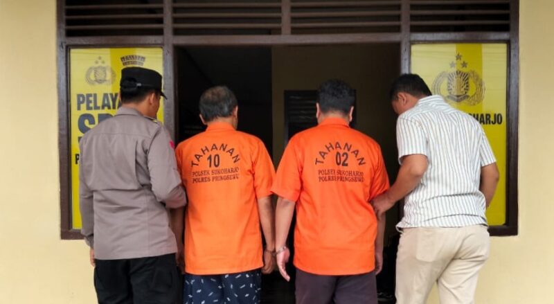 Kedua tersangka saat akan dijebloskan ke sel tahanan di Polsek Sukoharjo, Pringsewu, Jumat 24 Januari 2025 | Dok. Humas Polres Pringsewu.