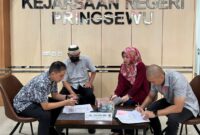 Penerimaan Uang Titipan Tersangka LPTQ Pringsewu sebesar Rp234 juta kepada tim penyidik Kejari Pringsewu, Jumat 24 Januari 2025 | Dok. Kejari Pringsewu.