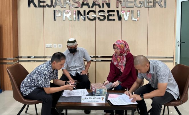 
 Penerimaan Uang Titipan Tersangka LPTQ Pringsewu sebesar Rp234 juta kepada tim penyidik Kejari Pringsewu, Jumat 24 Januari 2025 | Dok. Kejari Pringsewu.