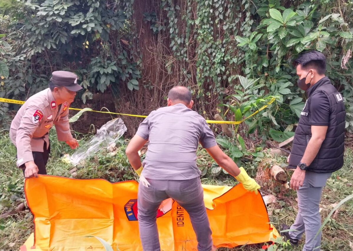 Polisi saat mengevakuasi mayat anonim di pinggir sungai adi jaya, lampung tengah, Kamis 23 Januari 2025.