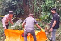 Polisi saat mengevakuasi mayat anonim di pinggir sungai adi jaya, lampung tengah, Kamis 23 Januari 2025.
