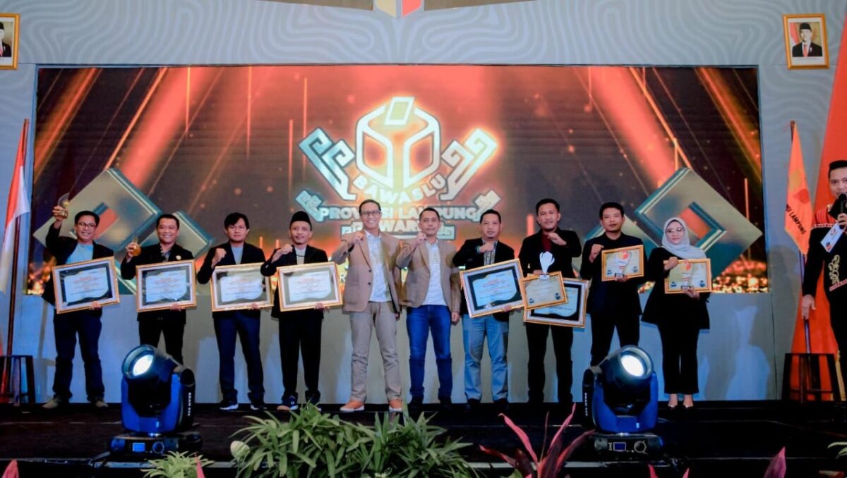 Tujuh Penghargaan yang diterima Bawaslu Lampung Barat dan 2 Penghargaan Panwascam yang diserahkan Bawaslu Lampung di Golden Tulip Springhill Bandar Lampung, pada Senin 22 Januari 2025, lalu | Dok. Bawaslu Lambar.
