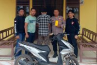 Tersangka JH bersama barang bukti sepeda motor hasil curian yang berhasil ditangkap Polsek Negara Batin, Way Kanan, Rabu 22 Januari 2025 | Dok. Humas Polres Way Kanan.