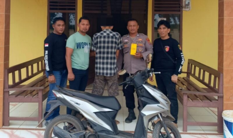 Tersangka JH bersama barang bukti sepeda motor hasil curian yang berhasil ditangkap Polsek Negara Batin, Way Kanan, Rabu 22 Januari 2025 | Dok. Humas Polres Way Kanan.