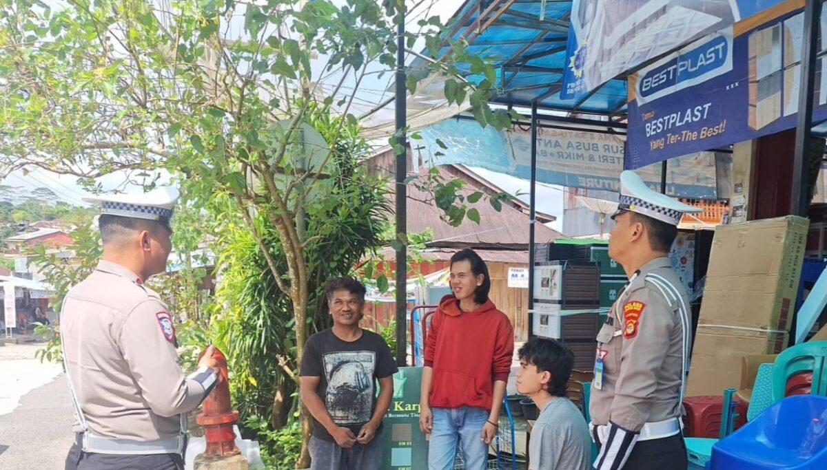 Anggota Sat Lantas Polres Lampung Barat saat memberikan imbauan stop knalpot brong, Minggu 26 Januari 2025 | Dok. Polres Lampung Barat.