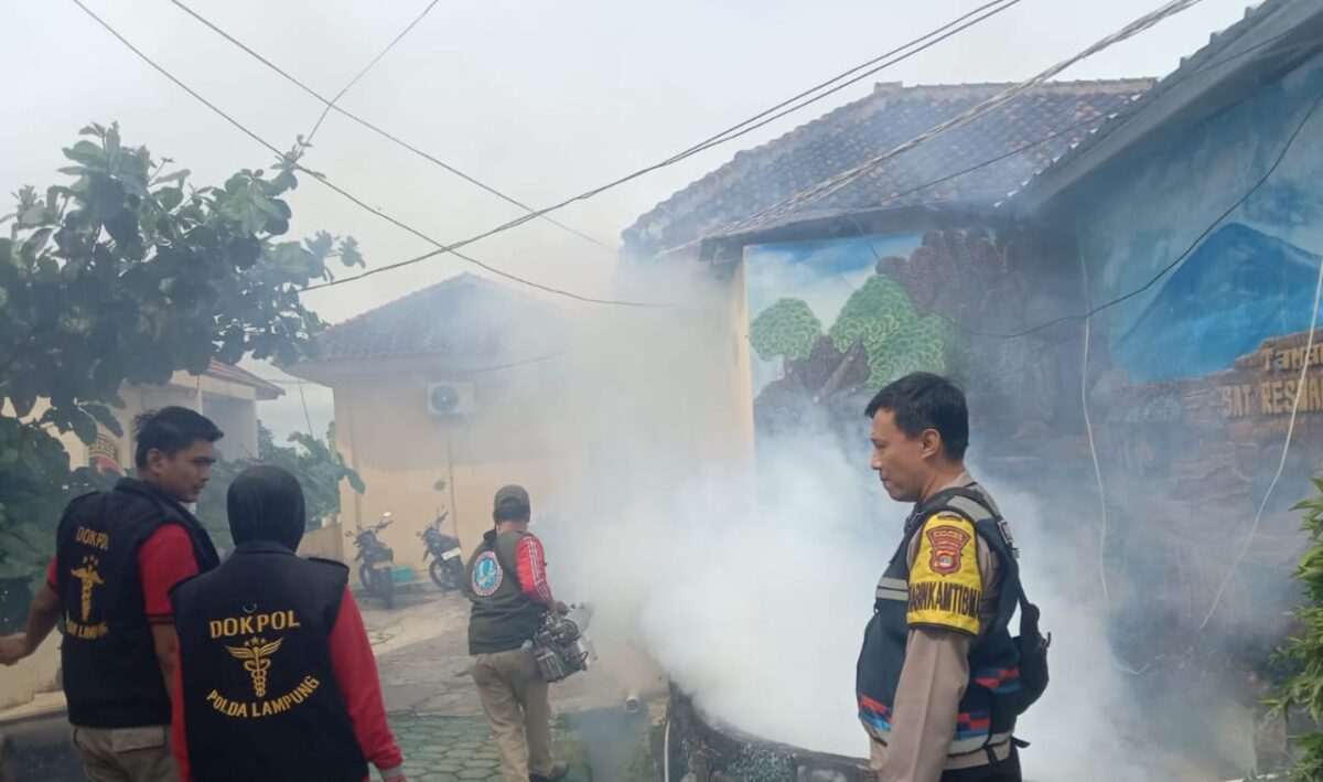Fogging cegah DBD di Polres Tanggamus, Senin 27 Januari 2025 | Dok. Polres Tanggamus.