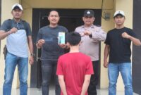 Polisi saat merilis tersangka dan barang bukti dalam kasus pencurian di Pekon Balal, Wonosobo, Tanggamus, Senin 27 Januari 2025 | Dok. Humas Polres Tanggamus.