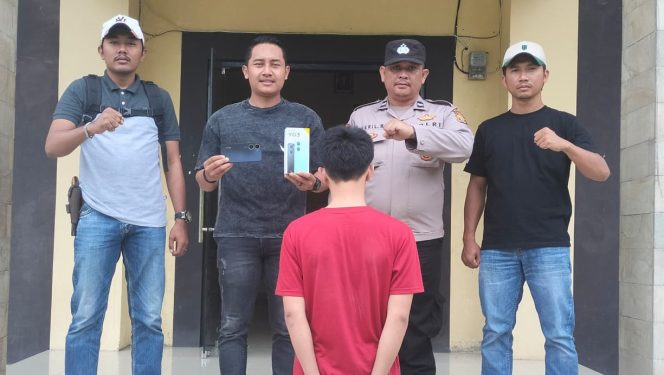 
 Polisi saat merilis tersangka dan barang bukti dalam kasus pencurian di Pekon Balal, Wonosobo, Tanggamus, Senin 27 Januari 2025 | Dok. Humas Polres Tanggamus.