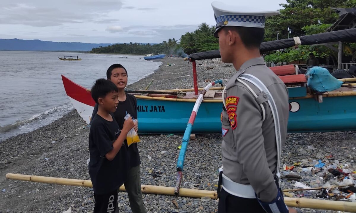 Patroli Tempat Wisata Sat Lantas Polres Tanggamus di Pantai Muara Indah, Kota Agung, Senin 27 Januari 2025 | Dok. Humas Polres Tanggamus.