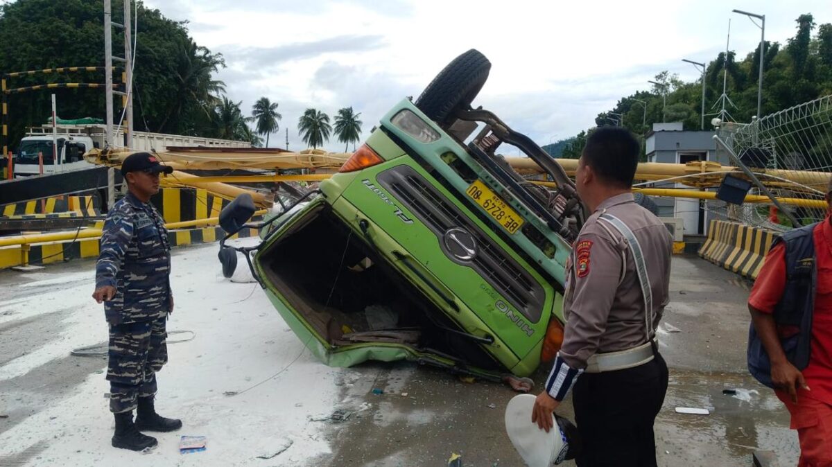 Truk fuso bermuatan tepung sagu yang terguling di area Pelabuhan Bakauheni, Lampung Selatan, pada Senin (27/1/2025) pagi | Dok. Humas Polda Lampung.