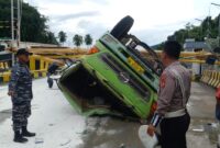 Truk fuso bermuatan tepung sagu yang terguling di area Pelabuhan Bakauheni, Lampung Selatan, pada Senin (27/1/2025) pagi | Dok. Humas Polda Lampung.