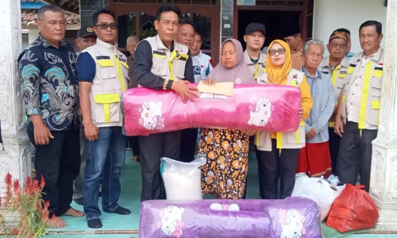 Ketua Apdesi Semaka Tanggamus Abdul Karim saat menyerahkan bantuan kepada Nuriah korban kebakaran di Sukaraja, Selasa 28 Januari 2025.