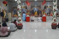 Umat Budha saat melakukan doa bersama di Vihara Dharma Agung, Kota Agung, Tanggamus, Selasa 28 Januari 2025 malam | Herdi/Media Prioritastv.com.
