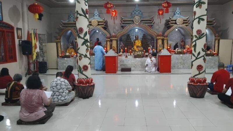 Umat Budha saat melakukan doa bersama di Vihara Dharma Agung, Kota Agung, Tanggamus, Selasa 28 Januari 2025 malam | Herdi/Media Prioritastv.com.