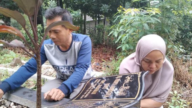 
 Orang tua Frisya Aurelya alias FA (16) saat berada di Pemakaman.