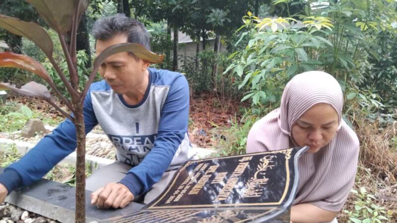 Orang tua Frisya Aurelya alias FA (16) saat berada di Pemakaman.