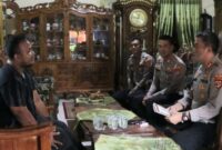 Kapolres Way Kanan AKBP Adanan Mangopang mengunjungi dan memberikan santunan kepada Sehendra, sopir truk durian yang menjadi korban penjarahan usai kecelakaan di Jalinsum Way Kanan di Kediaman Korban di Lampung Barat, Rabu 29 Januari 2025.