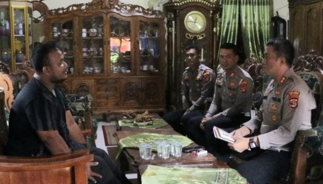 
 Kapolres Way Kanan AKBP Adanan Mangopang mengunjungi dan memberikan santunan kepada Sehendra, sopir truk durian yang menjadi korban penjarahan usai kecelakaan di Jalinsum Way Kanan di Kediaman Korban di Lampung Barat, Rabu 29 Januari 2025.