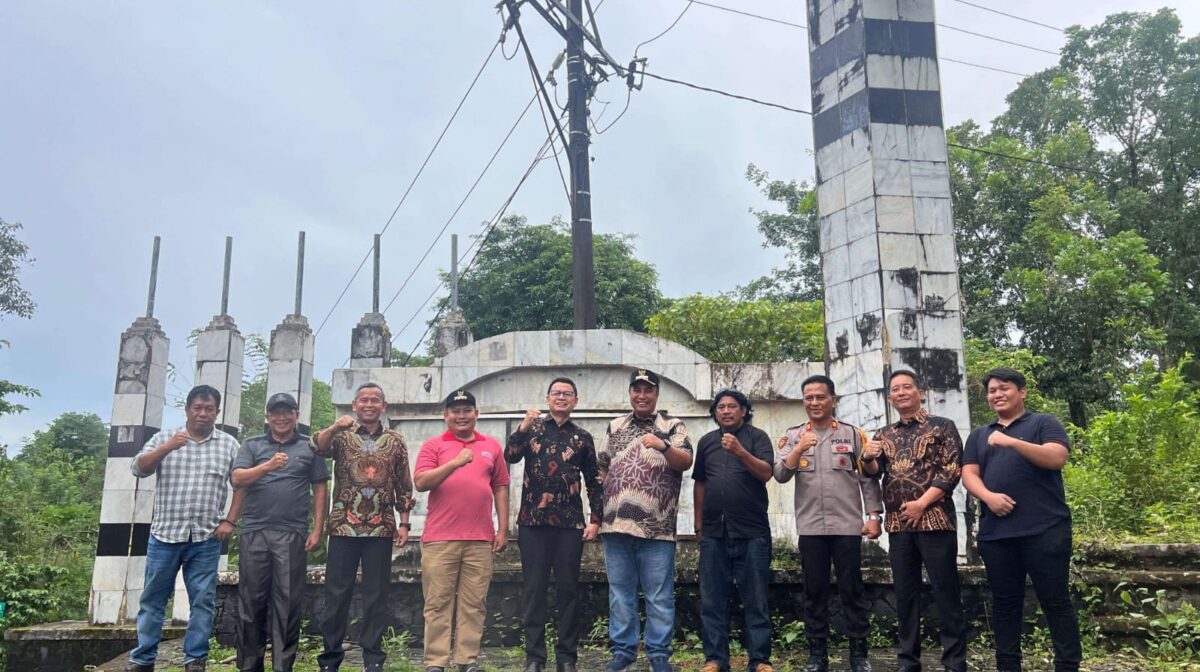 Kepala Badan Pengawas Obat dan Makanan (BPOM) RI, Taruna Ikrar, (tengah kiri berkacamata) didampingi Bupati Maros, Andi Syafril Chaidir Syam, (tengah pakai topi saat kunjungi lahan di Desa Pucak Kecamatan Tompobulu Kabupaten Maros yang rencananya akan dijadikan Sekolah Kedinasan Pengawas Obat dan Makanan, Selasa (28/1/2025). (KBRN)