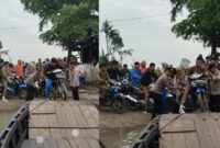 Kolase foto saat anggota Polsek Way Bungur, Lampung Timur membatu siswa menaikan motor ke perahu penyebrangan, Kamis 30 Januari 2025 | Dok. Humas Polres Lampung Timur.