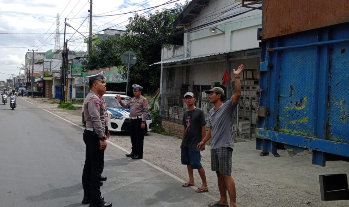 Anggota Sat Lantas Polres Tanggamus saat menertibkan truk yang parkir di bahu jalan di Talang Padang, Tanggamus, Kamis 30 Januaro 2025 | Dok. Humas Polres Tanggamus.