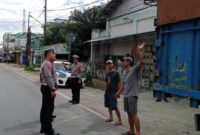 Anggota Sat Lantas Polres Tanggamus saat menertibkan truk yang parkir di bahu jalan di Talang Padang, Tanggamus, Kamis 30 Januaro 2025 | Dok. Humas Polres Tanggamus.