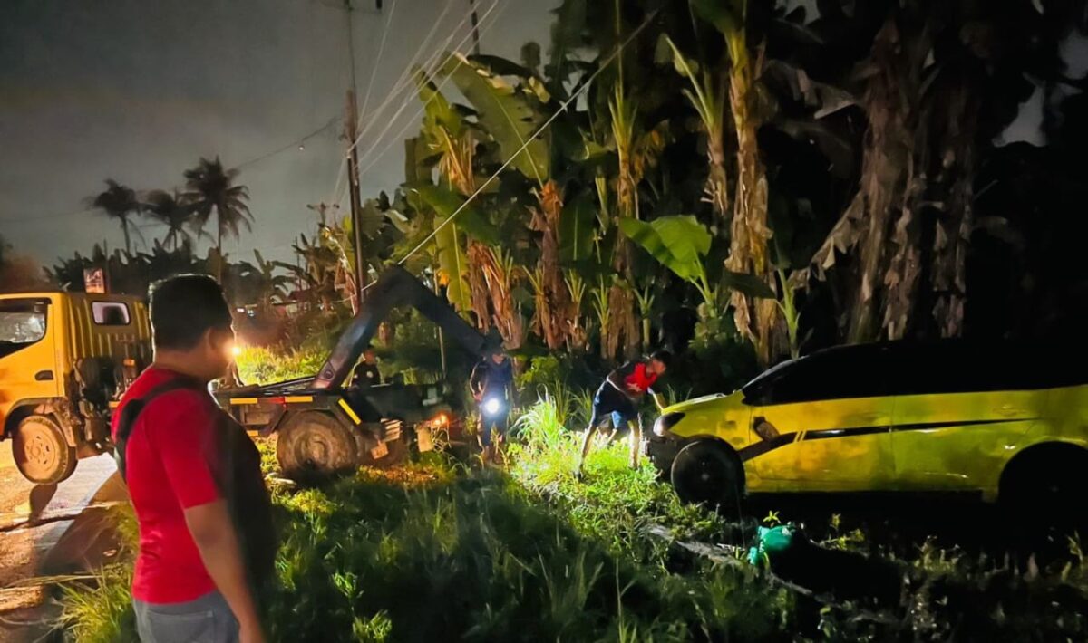Polisi saat melakukan penarikan mobil toyota vios milik tersangka di Anyar, Jati Agung, Kamis 30 Januari 2025, dinihari.