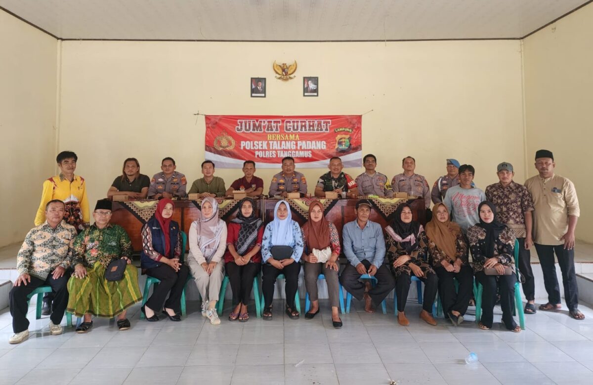 Kapolsek Talang Padang Iptu Agus Heriyanto, S.H.,M.H., saat Foto Bersama Usai Melaksanakan Jumat Curhat di Pekon Way Halom, Kecamatan Gunung Alip, Kabupaten Tanggamus. Foto : Asrul Ariski/Media Prioritastv.com.