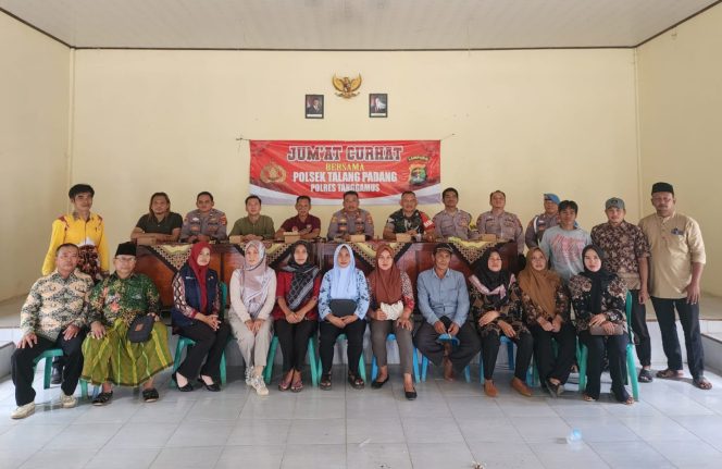 
 Kapolsek Talang Padang Iptu Agus Heriyanto, S.H.,M.H., saat Foto Bersama Usai Melaksanakan Jumat Curhat di Pekon Way Halom, Kecamatan Gunung Alip, Kabupaten Tanggamus. Foto : Asrul Ariski/Media Prioritastv.com. 