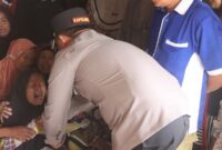 Kapolres Lampung Tengah AKBP Andik saat memberikan tali asih kepada ibu korban, Jumat 31 Januari 2025 | Dok. Polres Lampung Tengah.