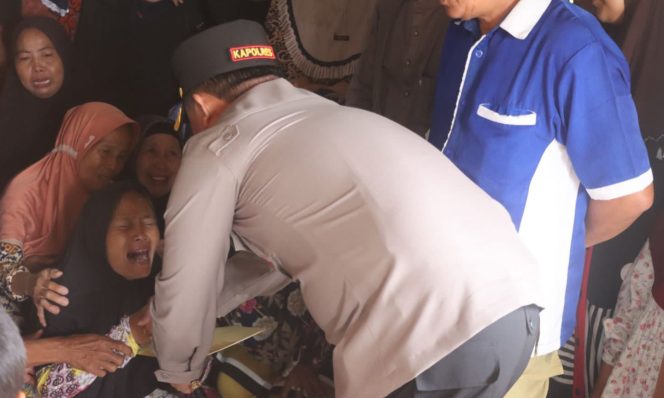 
 Kapolres Lampung Tengah AKBP Andik saat memberikan tali asih kepada ibu korban, Jumat 31 Januari 2025 | Dok. Polres Lampung Tengah.