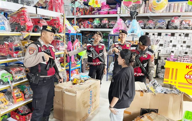 
 Samapta Polres Tulang Bawang Gelar Patroli Jalan Kaki di Empat Lokasi Berbeda