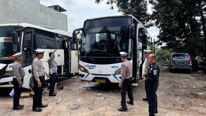 
 Cegah Laka Lantas Pada Libur Panjang, Polres Tulang Bawang Bersama Dishub Gelar Ramp Check di Dua PO Bus