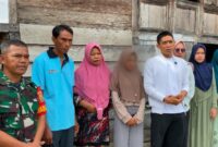 Dandim 0422/LB, Letkol Inf Rinto Wijaya (Kemeja Putih) saat mengunjungi kediaman KS di Pekon Buay Nyerupa, Kecamatan Sukau, Minggu 26 Januari 2025 | Dok. Kodim Lambar.