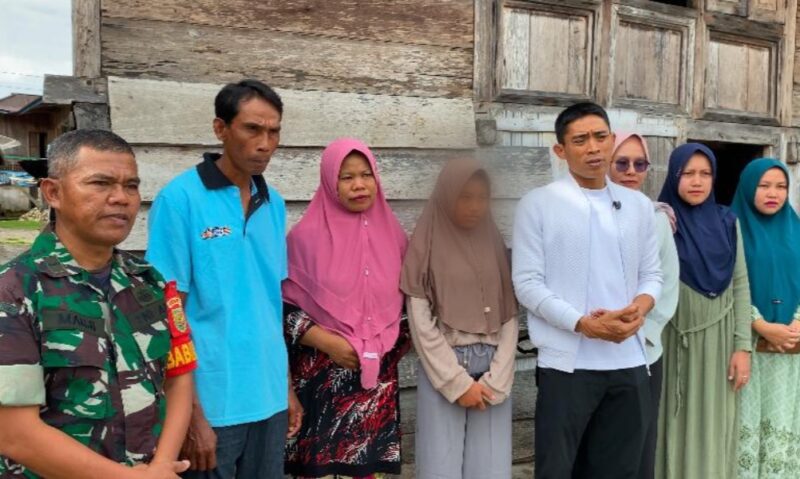 Dandim 0422/LB, Letkol Inf Rinto Wijaya (Kemeja Putih) saat mengunjungi kediaman KS di Pekon Buay Nyerupa, Kecamatan Sukau, Minggu 26 Januari 2025 | Dok. Kodim Lambar.