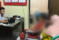 Tersangka DA saat dilakukan pemeriksaan di Polsek Labuhan Maringgai, Polres Lampung Timur, Jumat 31 Januari 2025 | Dok. Humas Polres Lampung Timur.