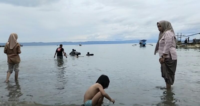 Pengunjung Menikmati Ombak yang tenang di Pantai Batu Balai, Tanggamus, Lampung, Rabu 1 Januari 2025 | Herdi/Media Prioritastv.com.