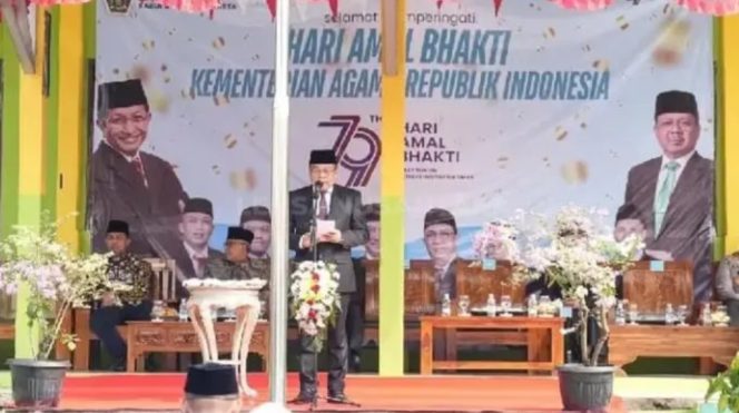 
 Pj Bupati Purwakarta Benni Irwan saat memimpin upacara di MTs 1 Purwakarta, Jumat 3 Januari 2024.