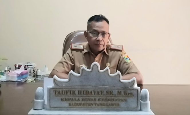 
 Kadis Kesehatan Tanggamus Taufik Hidayat saat memberikan keterangan di ruang kerjanya, Senin 13 Januari 2025 | Herdi/Media Prioritastv.com.