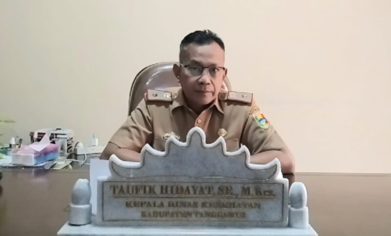 Kadis Kesehatan Tanggamus Taufik Hidayat saat memberikan keterangan di ruang kerjanya, Senin 13 Januari 2025 | Herdi/Media Prioritastv.com.