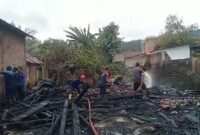 Tim Damkar Tanggamus saat melakukan pendinginan paska kebakaran di belakang Pasar Sukaraja, Semaka, Tanggamus, Senin 27 Januari 2025 | Edi Hidayat/Media Prioritastv.com.