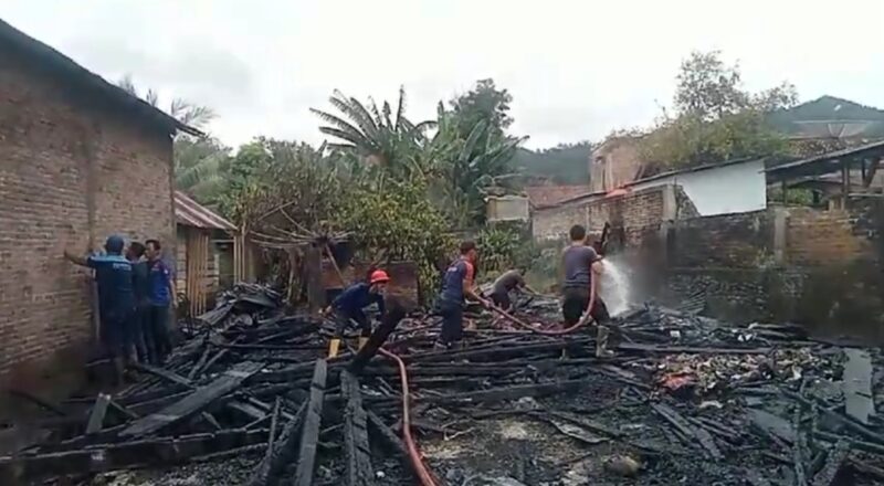 Tim Damkar Tanggamus saat melakukan pendinginan paska kebakaran di belakang Pasar Sukaraja, Semaka, Tanggamus, Senin 27 Januari 2025 | Edi Hidayat/Media Prioritastv.com.