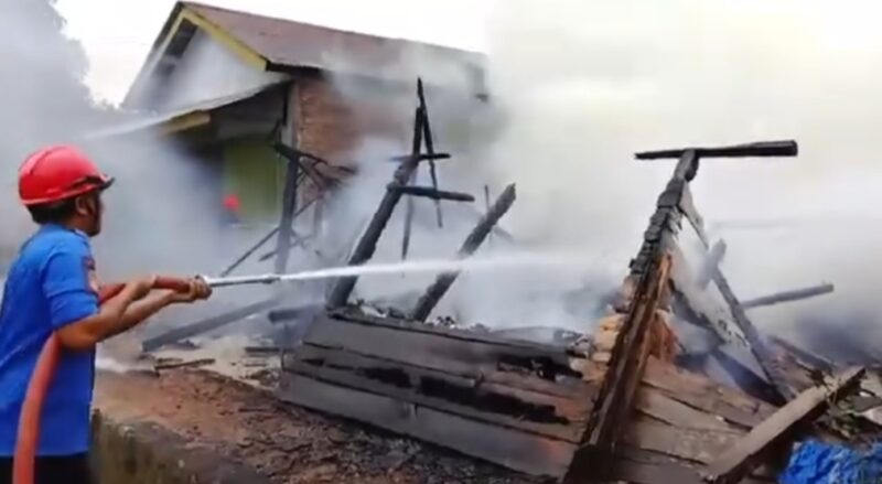 Petugas Damkar saat melakukan pemadaman api kebakaran rumah di belakang pasar Sukaraja, Semaka, Tanggamus, Senin 26 Januari 2025 | Edi Hidayat/Media Prioritastv.com.