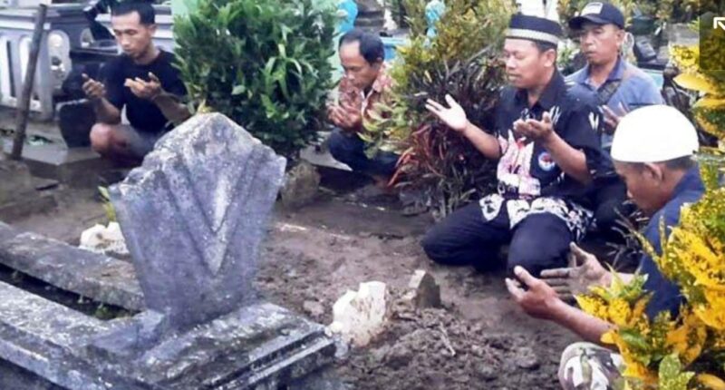 Doa bersama keluarga dan warga setelah proses pemakaman potongan tubuh bagian kepala dan kaki korban pembunuhan dan mutilasi, Uswatun Khasanah di TPU Desa Sidodadi, Kecamatan Garum, Kabupaten Blitar, Jawa Timur, Selasa (28/1/2025) sore. 